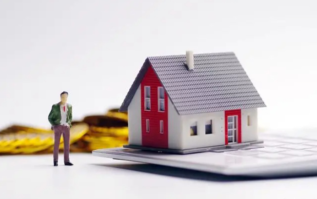债务过高是选择卖房还是抵押贷款？